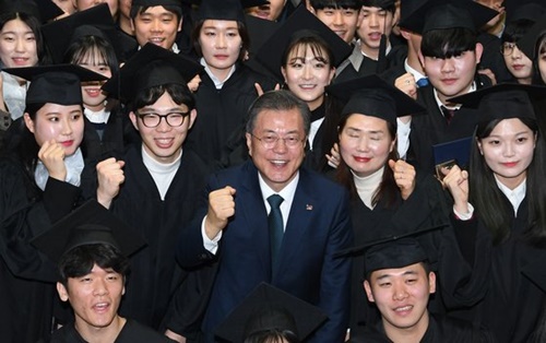 文在寅大統領が２９日、京畿富川市の柳韓大学で開かれた卒業式で卒業生と記念撮影をしている。