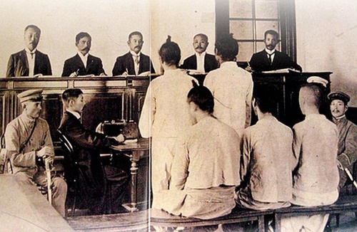 日帝強占期の朝鮮の法廷。スーツを着た日本の判事が法廷に座っている。（写真＝大法院）