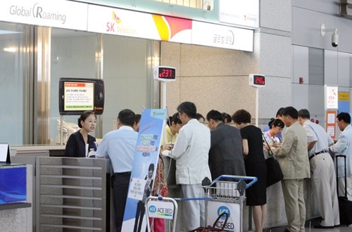 仁川空港ローミングセンター。簡単な設定だけで自動ローミング　サービスを利用することもできる。（写真＝中央フォト）