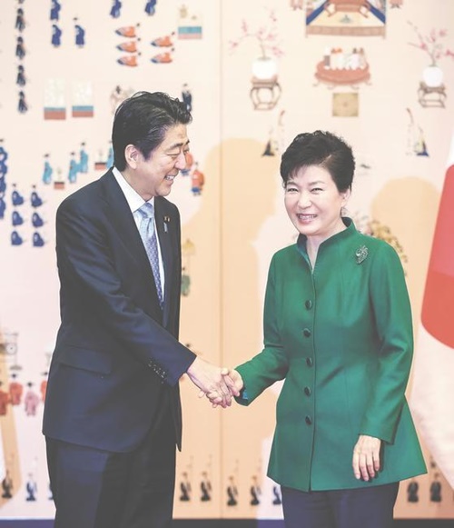 ２０１５年１１月、朴槿恵大統領が青瓦台で就任後初めて安倍首相と単独および拡大首脳会談をした当時の写真。（中央フォト）