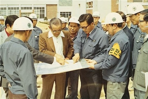 李秉チョル（イ・ビョンチョル）サムスン創業者（左から２人目）が１９７３年、第一合繊の亀米工場建設現場を視察している。（中央フォト）