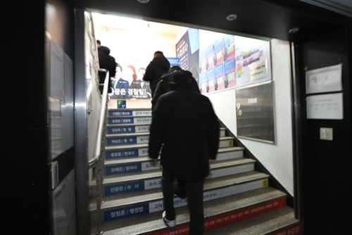 公務員試験受験生が１７日午前、鷺梁津の塾で講義室前の席を取ろうと行列を作っている。