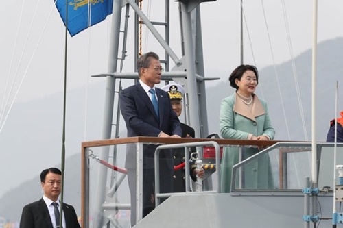 【韓国】 揚陸艦「独島」に乗った文大統領「平和を守ることを越え、作り出すためにはさらに強い国防力が必要だ」[03/05] 	->画像>5枚 