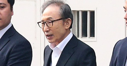 ６日午後、李明博（イ・ミョンバク）元大統領が控訴審で保釈が認められ、ソウル東部拘置所を出ている。