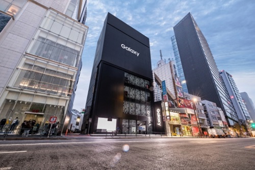 サムスン電子が東京の中心部にある原宿に設置したショーケース展示館「Ｇａｌａｘｙ　ｈａｒａｊｕｋｕ」の外観全景（写真提供＝サムスン電子）。