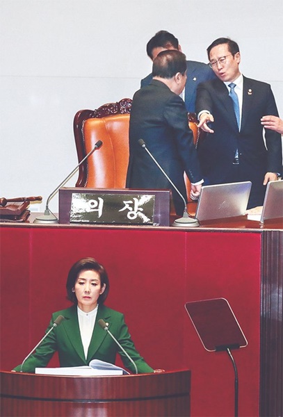 １２日、国会本会議場で与党「共に民主党」の洪永杓院内代表（右上）が野党「自由韓国党」の羅卿ウォン院内代表（左下）の演説に対して抗議をしている。