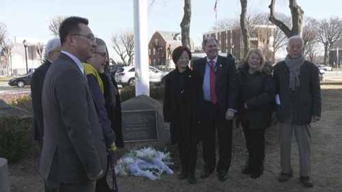 韓国女性家族部の陳善美（チン・ソンミ）長官（右から４人目）が１３日（現地時間）、米ニュージャージー州ハッケンサックの慰安婦記念碑を参拝した後、出席者と記念写真を撮影した。