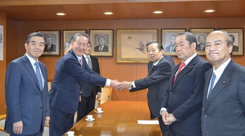 日本を訪問した全経連の許昌秀（ホ・チャンス）会長（左）が自民党の二階俊博幹事長（右）と握手している。