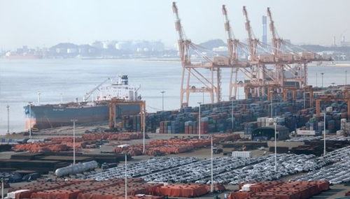 昨年８月、京畿道平沢（キョンギド・ピョンテク）港輸出野積場に自動車が並びコンテナが積載されている。（写真＝中央フォト）