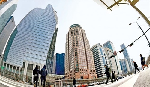 ソウルの国際金融ハブ競争力順位が３年６カ月ぶりに世界６位から３６位に急落した。写真は１８日のソウル・汝矣島金融街の様子。