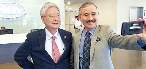趙潤済駐米大使（左）とハリス駐韓米大使が１８日に起亜自動車ジョージア工場で自撮りしている。