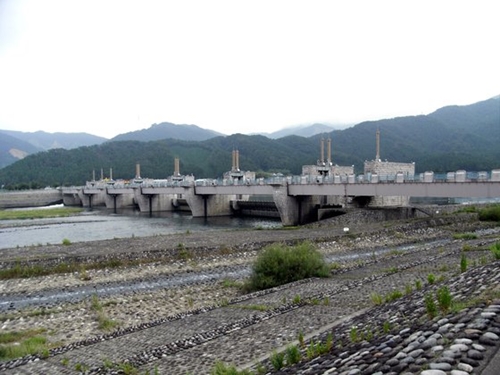 福井県の九頭竜川に建設された鳴鹿大堰（中央フォト）