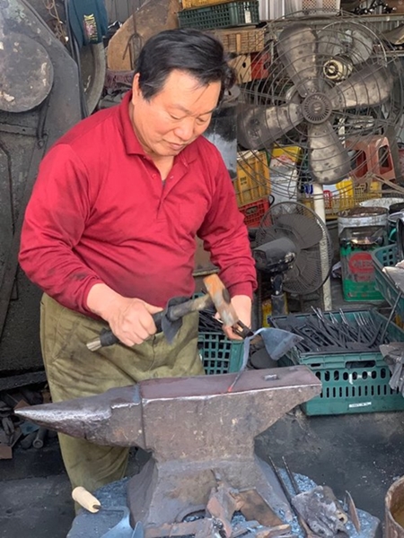 「栄州テジャンガン」のホミ職人のソク・ノギさんホミを作っている。
