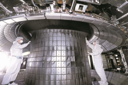 研究員が韓国型超伝導核融合研究装置（ＫＳＴＡＲ）の真空容器を点検している。１億度のプラズマが発生する空間だ。メディアが真空容器の内部を撮影したのは初めて。