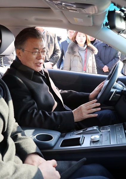 文在寅大統領が２月２日、現代車の次世代自動運転走行水素車「ＮＥＸＯ」の機能を見ている。（写真＝青瓦台写真記者団）