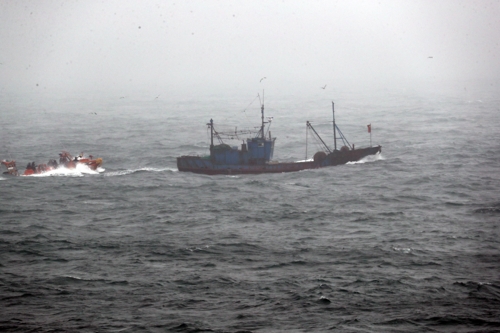 違法操業の中国漁船（写真提供＝中部地方海洋警察庁西海５島特別警備団）