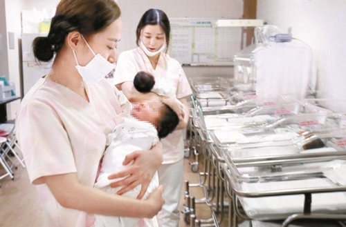 韓国の昨年の合計特殊出生率は０．９８人で史上最低だった。ことしも出足は良くない。１月の出生児数は３万３００人で、１月基準で史上最低だ。写真は大田（テジョン）のある産婦人科の新生児室の様子（写真＝中央フォト）