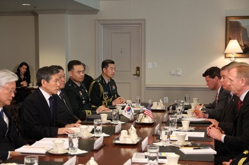 鄭景斗国防部長官（左から２番目）とパトリック・シャナハン米国防総省長官代行（右）が１日（現地時間）、米国防総省庁舎で今後の韓米軍事協力方針などを協議した。