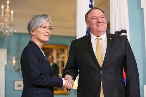 康京和外交部長官が３０日（日本時間）、米ワシントンでポンペオ国務長官と会談前に握手している。（写真＝外交部提供）