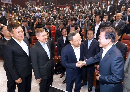 文在寅（ムン・ジェイン）大統領が８日午前、ソウル坡区オリンピック公園Ｋアートホールで開催された世界初５Ｇ商用化記念行事に出席した。文大統領が５Ｇ商用化記念行事を終えた後、朴正浩（パク・ジョンホ）ＳＫテレコム最高経営責任者、河ヒョン会（ハ・ヒョンフェ）ＬＧユープラス副会長、黄昌圭（ファン・チャンギュ）ＫＴ会長（左から）とあいさつしている。（青瓦台写真記者団）