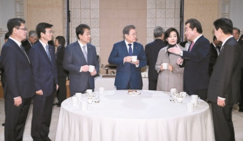 文在寅大統領が９日午前、青瓦台本館で国務会議を主宰するのに先立ち新任長官らと茶を飲みながら対話している。左から金錬鉄（キム・ヨンチョル）統一部長官、文成赫（ムン・ソンヒョク）海洋水産部長官、朴良雨（パク・ヤンウ）文化体育観光部長官、文大統領、朴映宣（パク・ヨンソン）中小ベンチャー企業部長官、李洛淵首相、陳永（チン・ヨン）行政安全部長官（写真＝大統領府写真記者団）