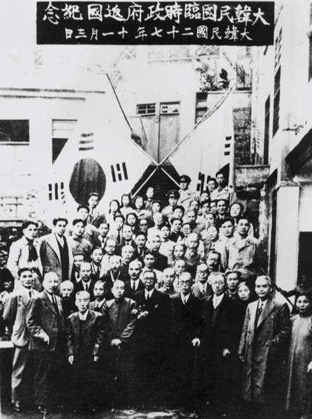 １９４５年１１月３日、帰国を２０日後に控えて重慶庁舎の前で記念撮影を行う臨時政府の要人ら。（写真提供＝独立記念館）