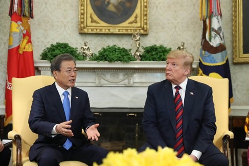 韓国の文在寅大統領が１１日午後（現地時間）、米国ワシントンのホワイトハウスで開かれた韓米首脳会談に先立ち、ドナルド・トランプ大統領と歓談している。（写真＝青瓦台写真記者団）