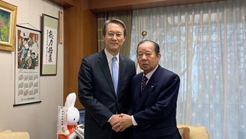 李洙勲（イ・スフン）駐日韓国大使（左）が１１日、東京の自民党本部で二階俊博幹事長と握手している。（写真＝在日韓国大使観）