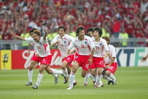 ２００２年韓日Ｗ杯でスペインを破って４強進出を決めた韓国の選手が歓呼している。１７年が過ぎた今、活力を失った大韓民国は、社会経済的な活力を復活させる重大な課題に直面している。（特別取材班）