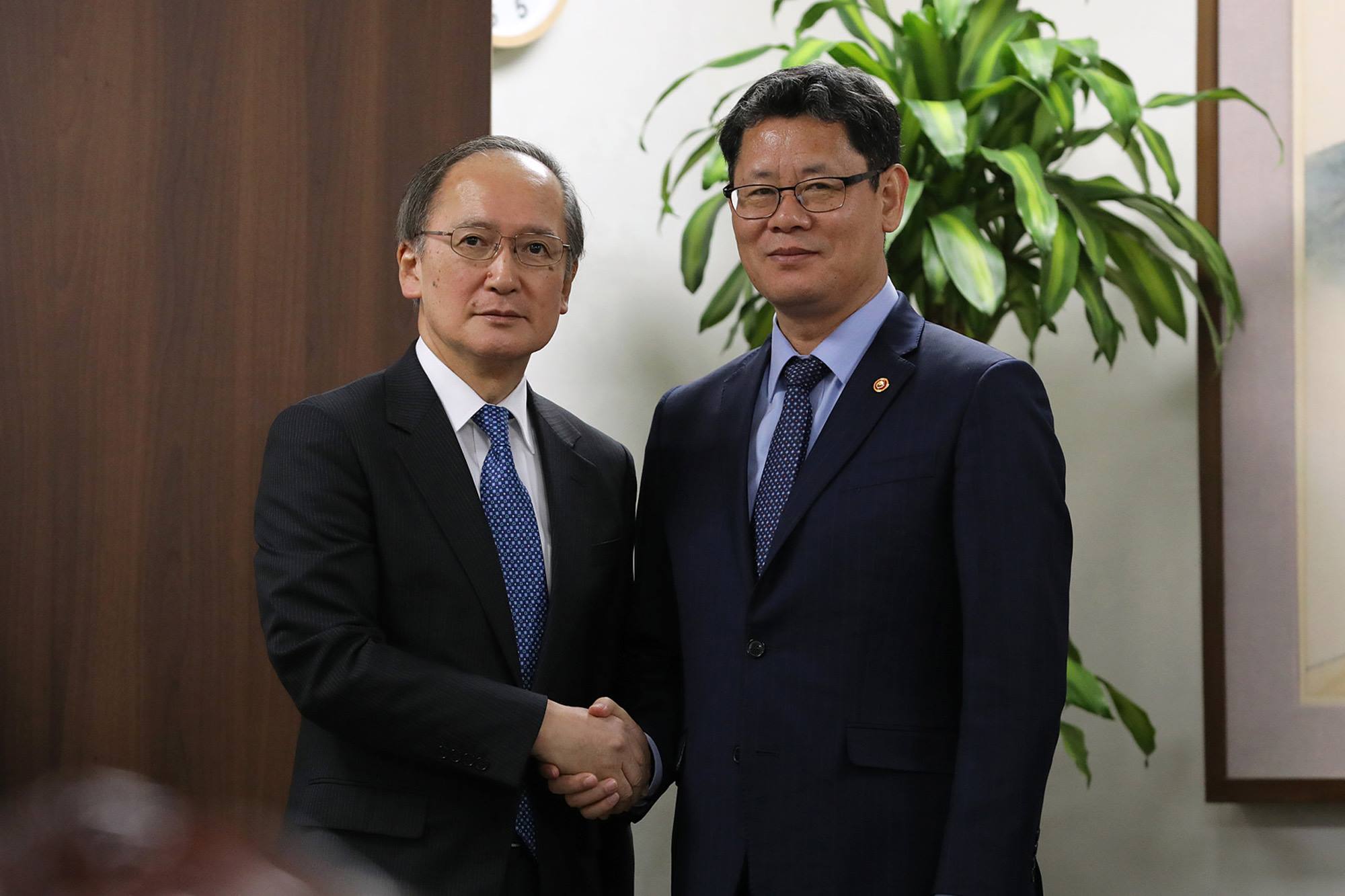 長嶺安政駐韓日本大使（左）と金錬鉄（キム・ヨンチョル）韓国統一部長官（右）（写真＝統一部提供）