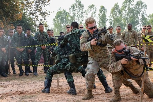 合同軍事演習をする米陸軍とタイ陸軍。（写真＝米陸軍）