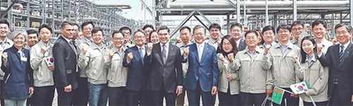 １８日（現地時間）、トルクメンバシにあるガス化学プラントを訪問して記念撮影に臨んでいる韓国の文在寅大統領（左から８人目）とトルクメニスタンのベルディムハメドフ大統領（左から７人目）。