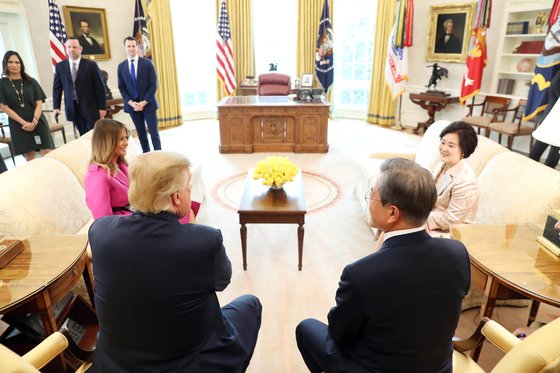 文在寅大統領が１１日、米ワシントンのホワイトハウスでトランプ米大統領と歓談している。（写真＝青瓦台写真記者団）
