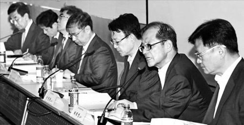 韓半島先進化財団と韓国制度経済学会が主催し韓国経済新聞社と韓国経済研究院が後援した政策セミナーが２３日に「経済活力と企業関連税制改編」を主題にソウルの全経連会館で開かれた。
