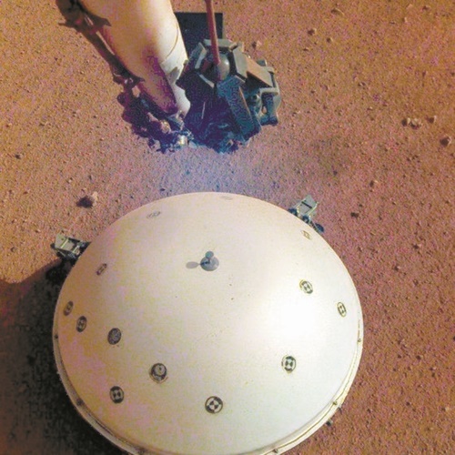 ２４日、ＮＡＳＡは探査機「インサイト（ＩｎＳｉｇｈｔ）」が今月６日に火星で微弱な地震信号を初めて捉えたと発表した。写真は火星に設置されたＳＥＩＳ地震計。（写真提供＝米ＮＡＳＡ）