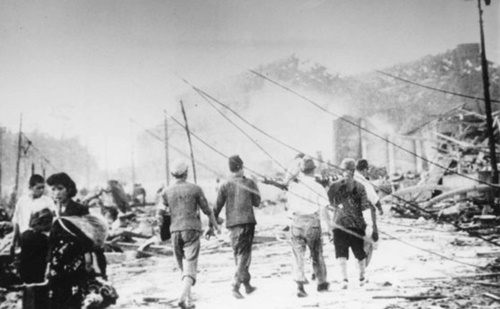 原爆が投下された翌日の１９４５年８月１０日、救護班員が長崎市浦上駅前一帯で救護活動をしている。（写真＝中央フォト）