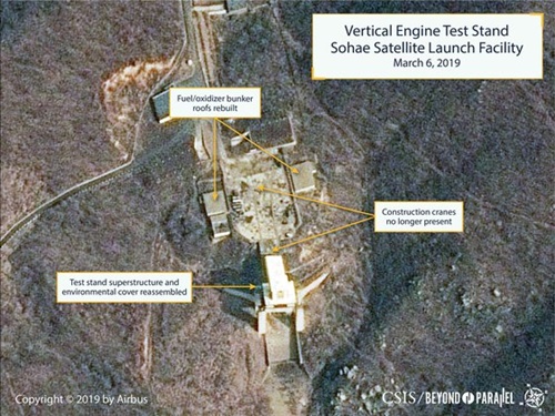 ６日、Ａｉｒｂｕｓ衛星写真に写った東倉里（トンチャンリ）ミサイル発射場。垂直ミサイル発射台が完成したものと見られる。（写真＝Ａｉｒｂｕｓ・ＣＳＩＳ）