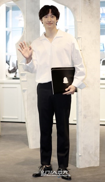 ３０日午後、ソウル狎鴎亭洞の現代百貨店で開かれたハンドバッグブランド「デルボー（ＤＥＬＶＡＵＸ）」のフォトコールイベントに参加した俳優イ・ジェフン