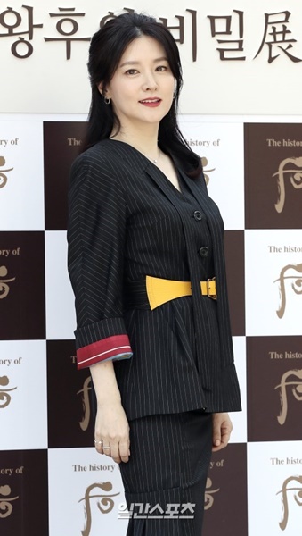 ７日午後、ソウル城北洞の韓国家具博物館で開かれたコスメブランド「Ｔｈｅ　ｈｉｓｔｏｒｙ　ｏｆ　后」の「２０１９皇后の秘密展」に参加した女優イ・ヨンエ