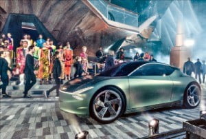 現代自動車は先月１６日、ニューヨークのハドソンヤードでジェネシスの電気自動車基盤コンセプトカー「ミント・コンセプト」を公開した。（写真＝現代自動車）
