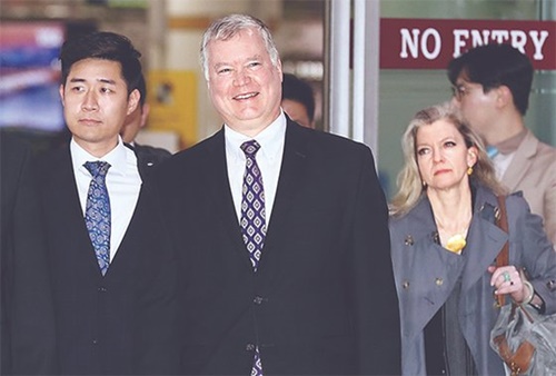 スティーブン・ビーガン米国務省対北朝鮮政策特別代表（左から２番目）が８日午後、ソウル金浦国際空港を通じて入国している。右から２番目はエリソン・フッカー国家安保会議韓半島担当補佐官。