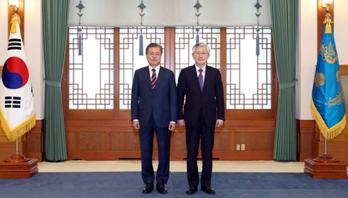 文在寅大統領（左）が３日午後、青瓦台本館忠武室で駐日韓国大使として赴任する南官杓氏に信任状を授けた後、記念撮影をしている。（写真提供＝青瓦台）