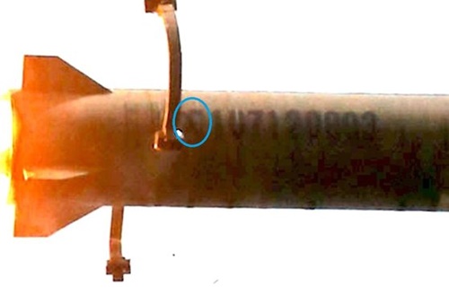 ９日の短距離ミサイル報道写真を明るく処理した結果「ス１０７１２０８９３」という一連番号が見えた。青の円の中はハングルのス」。（資料＝アンキット・パンダ氏のツイッター）