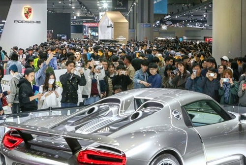 ４月に京畿道高陽の韓国国際展示場（ＫＩＮＴＥＸ）で開催された「２０１９ソウルモーターショー」のポルシェ展示館。国内輸入車市場１位のベンツの場合、韓国での販売台数は中国、米国、ドイツ、英国に次いで５番目に多い。（ソウルモーターショー組織委員会提供）
