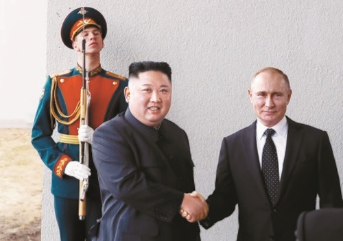 プーチン大統領と金正恩委員長が先月、ウラジオストク極東連邦大学で首脳会談に先立ち握手をしている。（写真＝中央フォト）