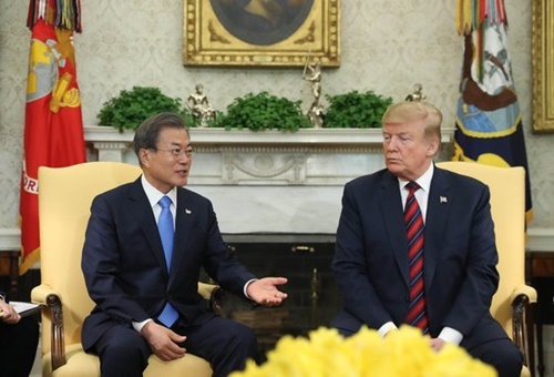 韓国の文在寅大統領（左）と米国のドナルド・トランプ大統領。（写真＝青瓦台写真記者団）