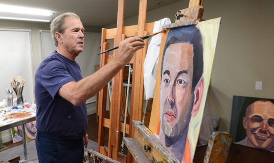 絵を描いているジョージ・Ｗ・ブッシュ元大統領（写真＝ジョージ・Ｗ・ブッシュ大統領センター）