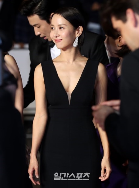 ２１日（現地時間）午後、フランス・カンヌのパレ・デ・フェスティバルで開かれた「第７２回カンヌ国際映画祭」の映画『Ｐａｒａｓｉｔｅ』のレッドカーペットに登場した女優チョ・ヨジョン