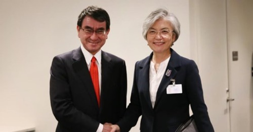 河野太郎外相（左）と韓国の康京和外交部長官（右）が米ニューヨークで開かれた会談に先立ち握手をしている。（写真提供＝韓国外交部）