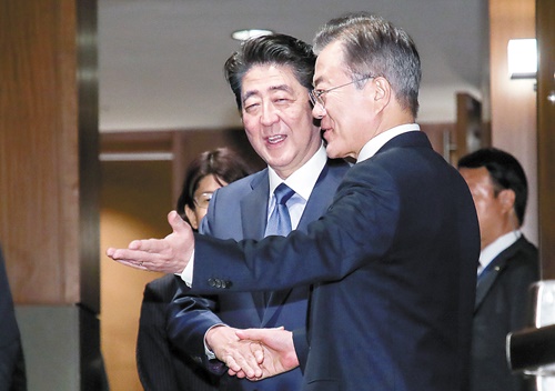 日本の安倍晋三首相（左）と韓国の文在寅大統領